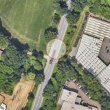 Links ist ein Luftbild der Münsterstraße in Haltern, auf dem der Ort der Messung rot gekennzeichnet ist. Rechts ein Straßenstück mit der Induktionsschleife im Asphalt.