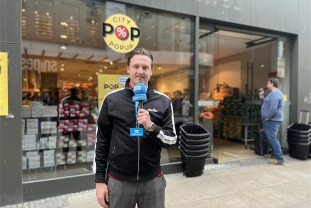 Reporter Tim Hübbertz steht vor dem neuen „City Popup“ auf dem Westenhellweg in Dortmund.