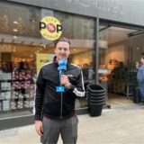 Reporter Tim Hübbertz steht vor dem neuen „City Popup“ auf dem Westenhellweg in Dortmund.