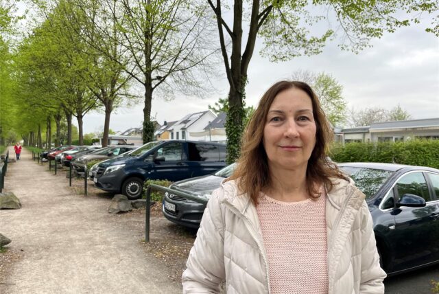 Martina Strausdat, Leiterin der AWo-Kita Auf dem Hohwart in Wambel, macht auf die Parkplatzprobleme für ihre Mitarbeiterinnen und Mitarbeiter aufmerksam.