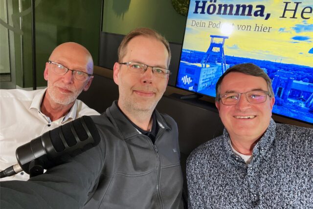 Joachim Schmidt, Stefan Korte und Oliver Prause mit Mikrofon auf einem Selfie-Foto.