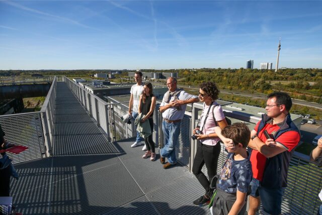 Eine Besuchergruppe auf dem Skywalk mit Aussicht über Dortmund.