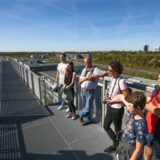 Eine Besuchergruppe auf dem Skywalk mit Aussicht über Dortmund.