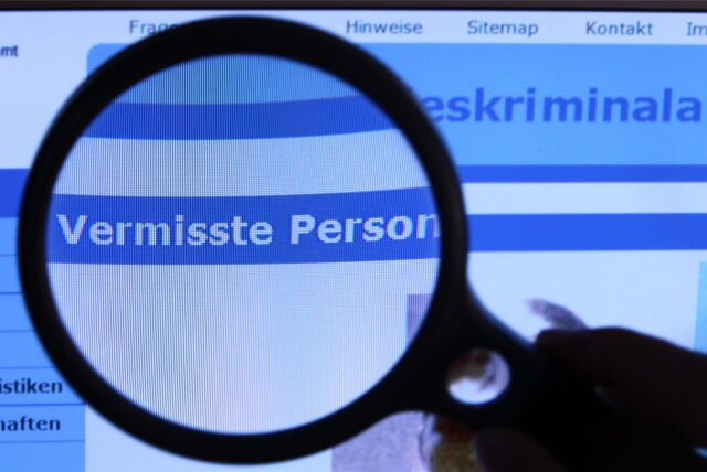 „Vermisste Person“ steht auf einem Computerbildschirm.