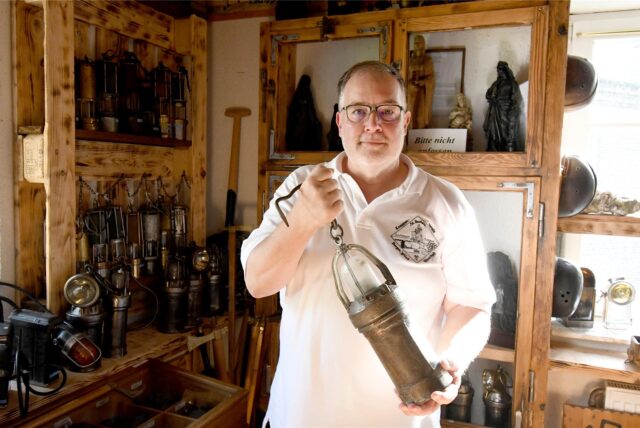 Klaus Bonzek, Vorsitzender des Knappenvereins St. Barbara Bergmannsglück / Westerholt 1993, steht im Bergbaumuseum Mühlpforte und hält eine Grubenlampe in den Händen.