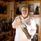 Klaus Bonzek, Vorsitzender des Knappenvereins St. Barbara Bergmannsglück / Westerholt 1993, steht im Bergbaumuseum Mühlpforte und hält eine Grubenlampe in den Händen.