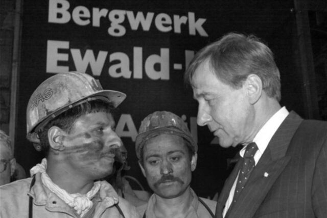 Ministerpräsident Wolfgang Clement im April 2000 im Gespräch mit Hertener Bergleuten.