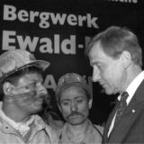 Ministerpräsident Wolfgang Clement im April 2000 im Gespräch mit Hertener Bergleuten.