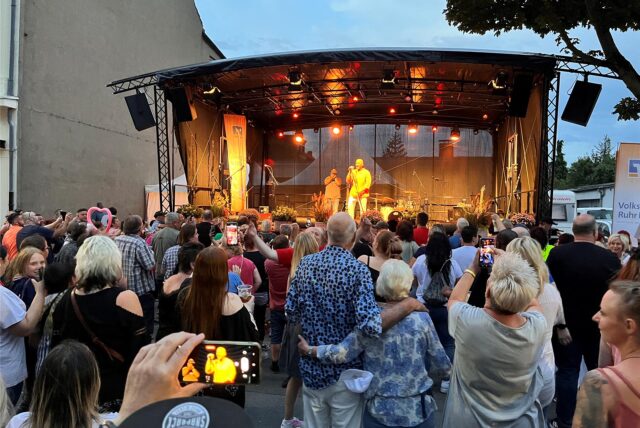 Besuchermenge vor der Bühne auf dem Sommerfest Westerholt, Bahnhofstraße.
