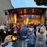 Besuchermenge vor der Bühne auf dem Sommerfest Westerholt, Bahnhofstraße.