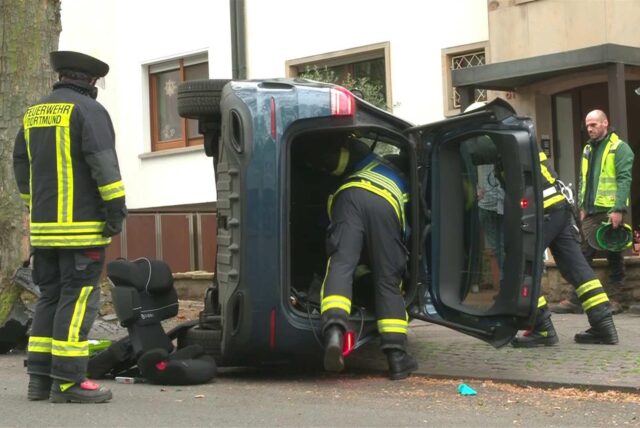 Einsatzkräfte der Feuerwehr Dortmund bei einem Verkehrsunfall am 17. Mai