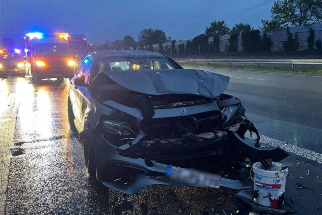 Verunfallter Mercedes auf dem Seitenstreifen der Autobahn A2, im Hintergrund Einsatzfahrzeuge von Polizei und Rettungsdienst.