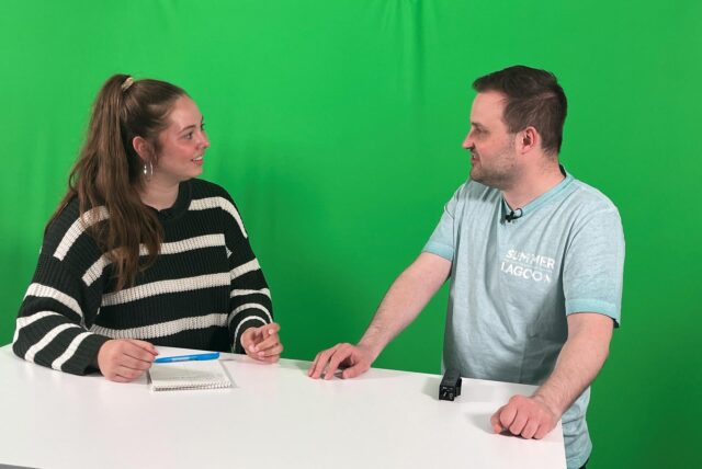 Tabea Bremer (l.) und Marek Neppl reden miteinander.