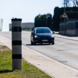 Ein Blitzer, an dem ein Auto vorbeifährt.