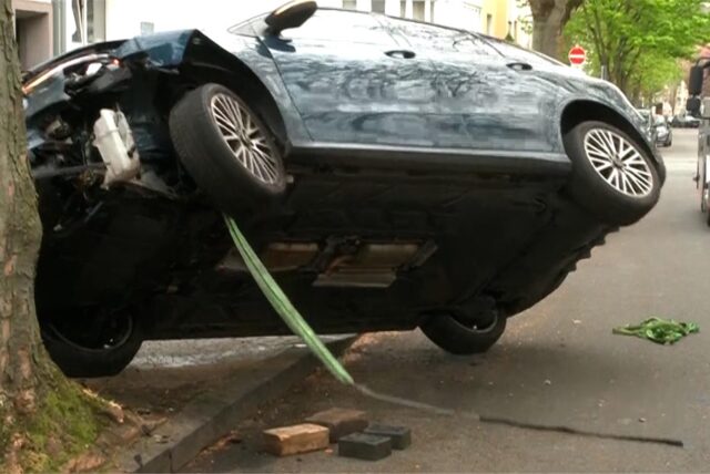 Ein Auto wird in Dortmund geborgen.