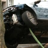 Ein Auto wird in Dortmund geborgen.