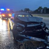 Verunfallter Mercedes auf dem Seitenstreifen der Autobahn A2, im Hintergrund Einsatzfahrzeuge von Polizei und Rettungsdienst.