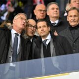 Thomas Treß spricht auf der Tribüne mit Carsten Cramer und Lars Ricken. Im Hintergrund steht Hans-Joachim Watzke.