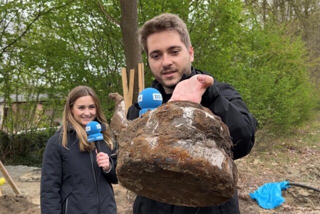 Foto mit Kessel in der Hand
