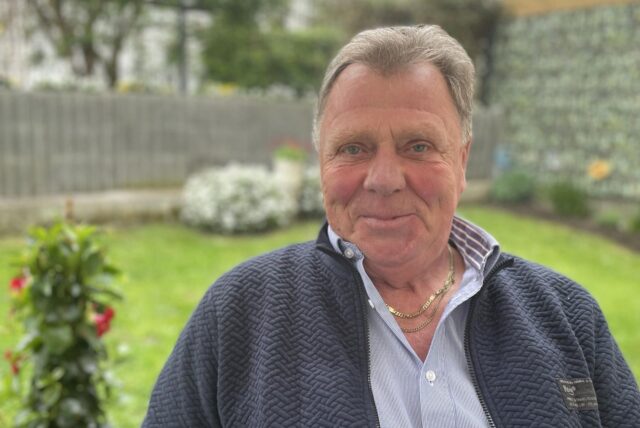 Heinz Kohlmann sitzt auf der Terrasse in seinem Garten in Lütgendortmund.