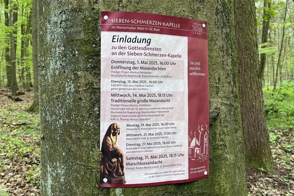 Plakat für die Gottesdienste an der Via Matris an der Sieben-Schmerzen-Kapelle