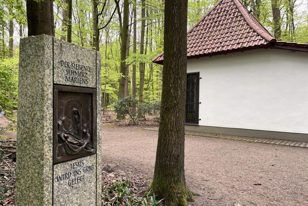 Die siebte Tafel der Via Matris an der Sieben-Schmerzen-Kapelle