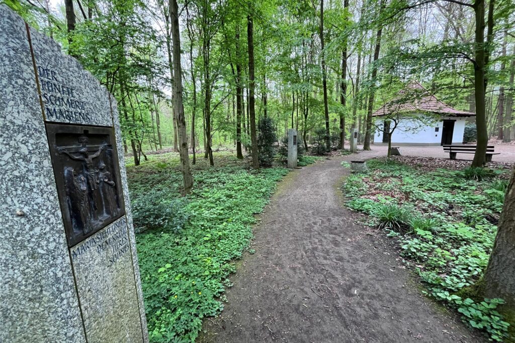 Die fünfte Tafel der Via Matris an der Sieben-Schmerzen-Kapelle