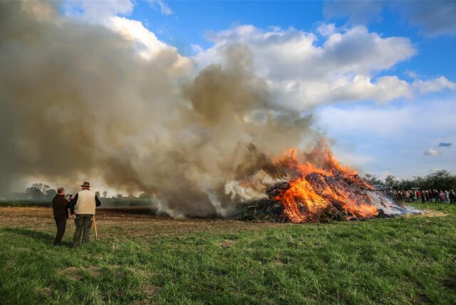 Traditionelles Osterfeuer des Heimatverein Holthausen – hier als Symbolbild für die 11 Osterfeuer, die am Osterwochenende 2025 in Dortmund brennen.