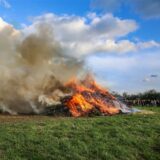 Traditionelles Osterfeuer des Heimatverein Holthausen – hier als Symbolbild für die 11 Osterfeuer, die am Osterwochenende 2025 in Dortmund brennen.