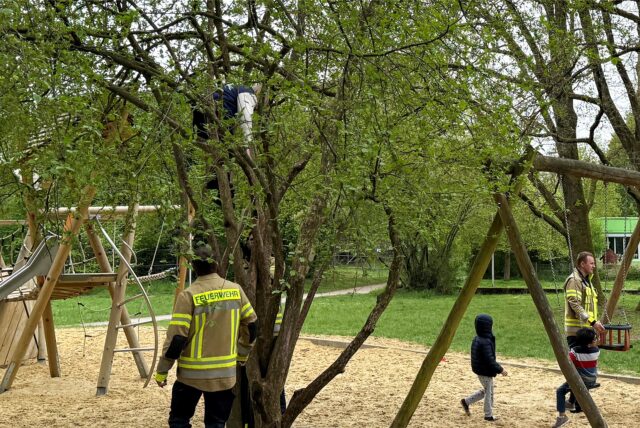 Feuerwehrleute kümmerten sich um die zwei Kinder, die auf einem Spielplatz in Dorsten fest steckten.