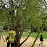 Feuerwehrleute kümmerten sich um die zwei Kinder, die auf einem Spielplatz in Dorsten fest steckten.