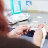 Eine Drogenabhängige in einem Drogenkonsumraum (Symbolfoto)