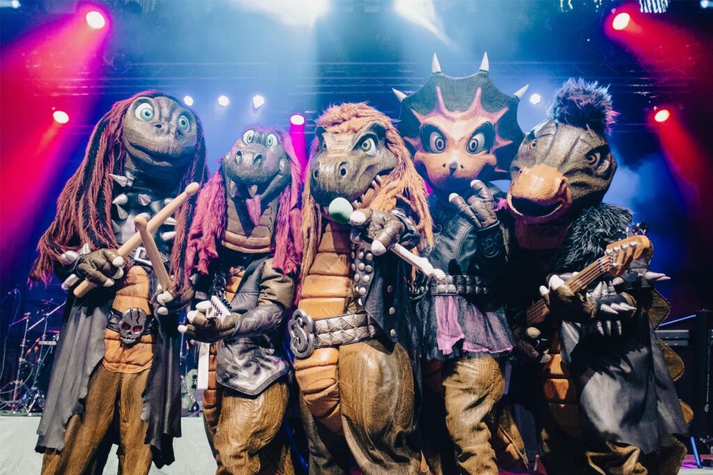 Heavysaurus spielen Heavy Metal für Kinder. Im August 2025 kommt die Dino-Band nach Castrop-Rauxel. Heavysaurus spielen Heavy Metal für Kinder. Im August 2025 kommt die Dino-Band nach Castrop-Rauxel.