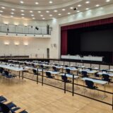 Leere Stuhlreihen im Stadtsaal.