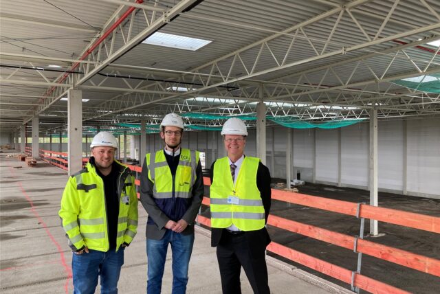 Begeistert vom Baufortschritt im Westen der großen Produktions- und Logistikhalle sind (v. l.) Goldbeck-Bauleiter Daniel Lethert, , ECE-Projektmamager Nico Jacobsen und Marls Wirtschaftsförderer Dr. Manfred Gehrke.