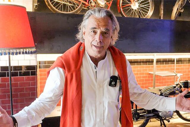 Betreiber Hubert Sterzinger steht im Foyer des Restaurants Foodgarage Moto59 in Herten und macht eine einladende Geste mit den Armen.