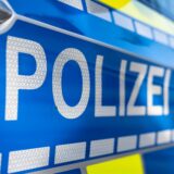 Ein Polizeiwagen von der Seite.