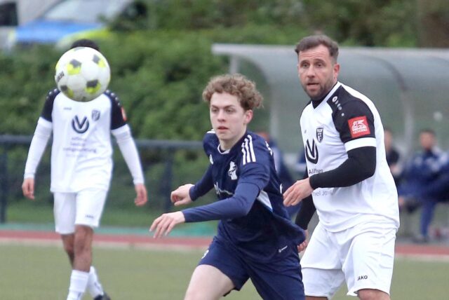 Torschütze zum 1:0: Marcel Kaiser (r.), hier im Duell mit Leon Markowski.