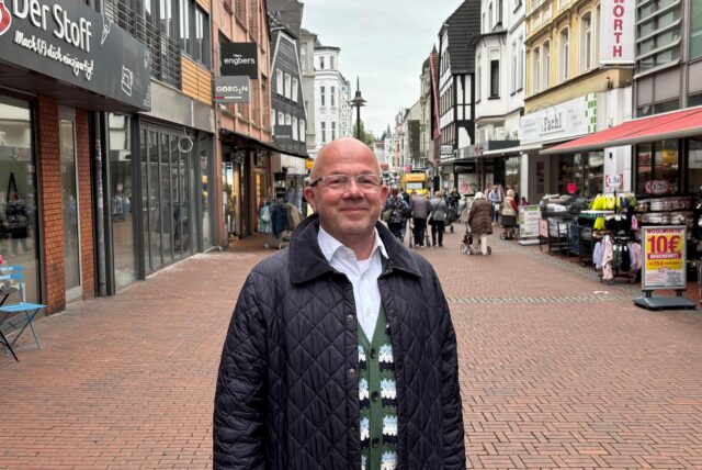Georg Ronau ist der Quartiersprecher des Zwei-Tore-Viertels in der Altstadt von Recklinghausen. Er ist der Filialleiter des Geschäfts Brillen Rottler an der Kunibertistraße.