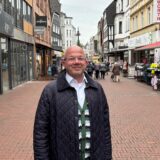 Georg Ronau ist der Quartiersprecher des Zwei-Tore-Viertels in der Altstadt von Recklinghausen. Er ist der Filialleiter des Geschäfts Brillen Rottler an der Kunibertistraße.