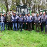 Treckerfreunde vor ihren historischen Fahrzeugen