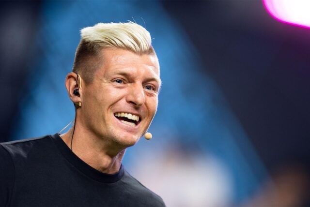 Toni Kroos grinst.