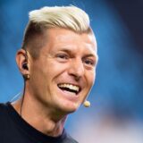 Toni Kroos grinst.