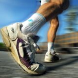 Ein Jogger läuft durchs Bild, er läuft auf dem Phoenix-West Gelände in Dortmund. Im Hintergrund ist leicht die Hochofenkulisse zu erkennen.