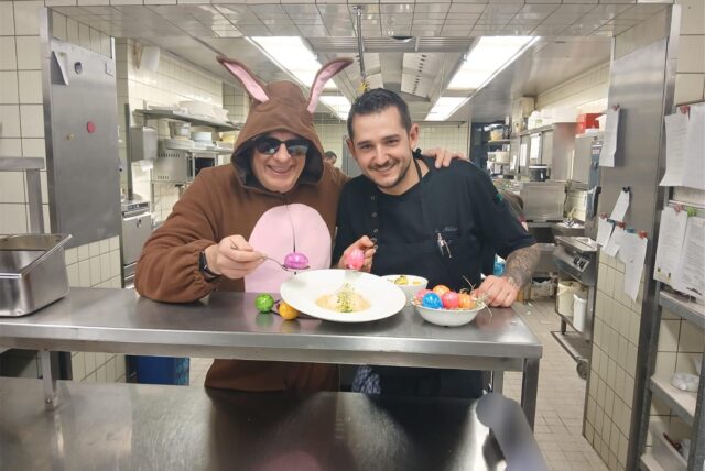 Der geheimnisvolle Osterhase, der Günther Overkamp sehr ähnlich sieht, hat gute Ideen für die Verwertung der übrig gebliebenen hartgekochten Eier nach Ostern. Gemeinsam mit Küchenchef Sascha Möller hat er hier mal eben ein paar Senfeier zubereitet.