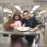 Der geheimnisvolle Osterhase, der Günther Overkamp sehr ähnlich sieht, hat gute Ideen für die Verwertung der übrig gebliebenen hartgekochten Eier nach Ostern. Gemeinsam mit Küchenchef Sascha Möller hat er hier mal eben ein paar Senfeier zubereitet.