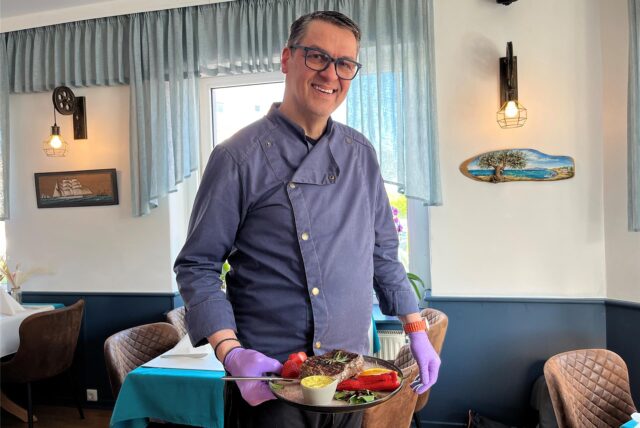Giorgos Papastergiou steht in seinem Restaurant „Inos“ in Waltrop.