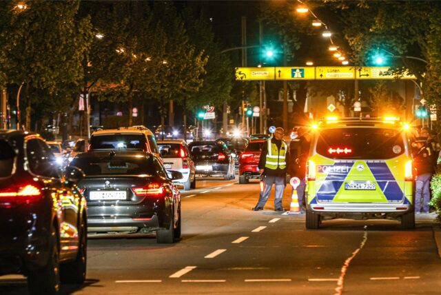 Die Polizei kontrolliert Fahrzeuge am Dortmunder Wall.