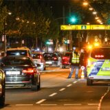 Die Polizei kontrolliert Fahrzeuge am Dortmunder Wall.