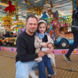 Eine Familie auf der Kirmes